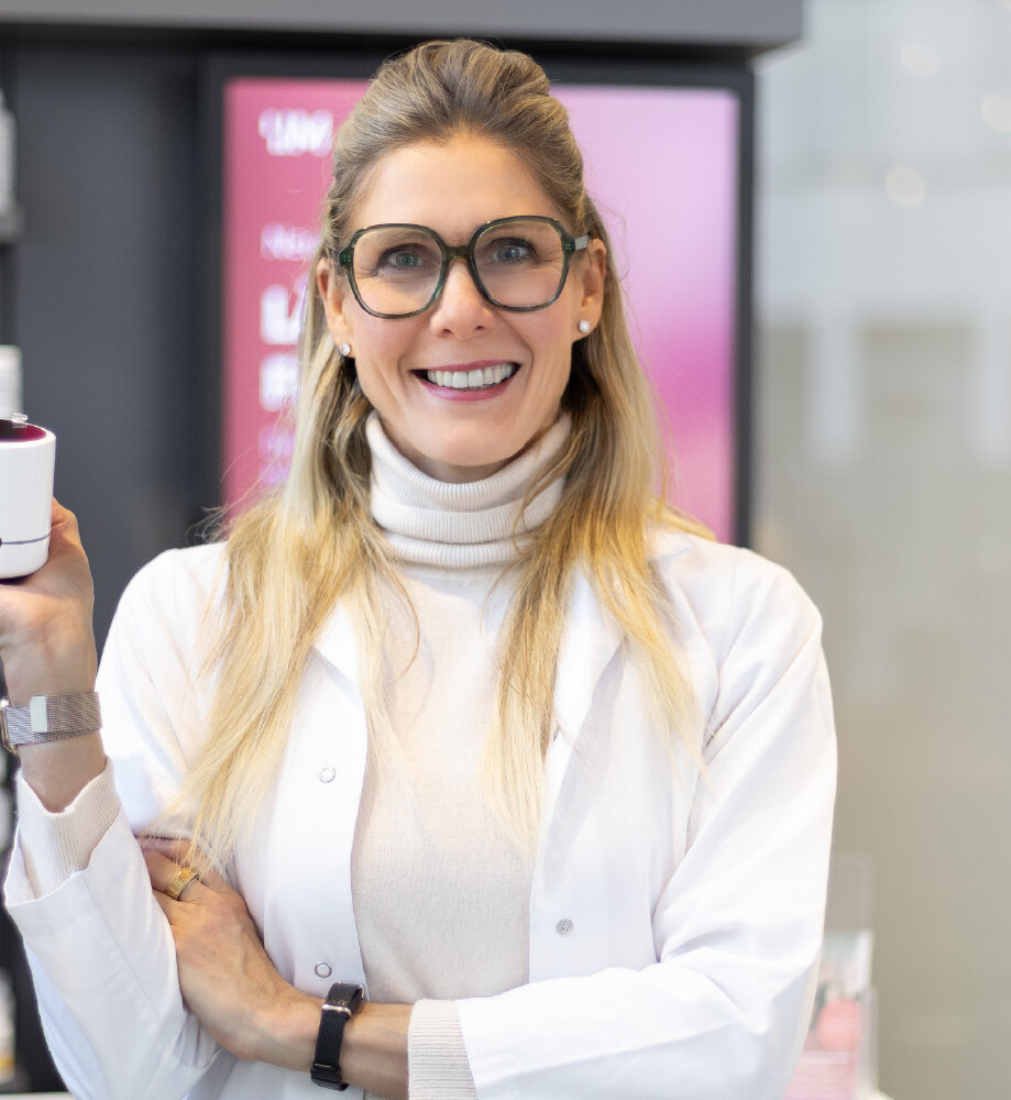 Pharmacist holding the Igloo reader